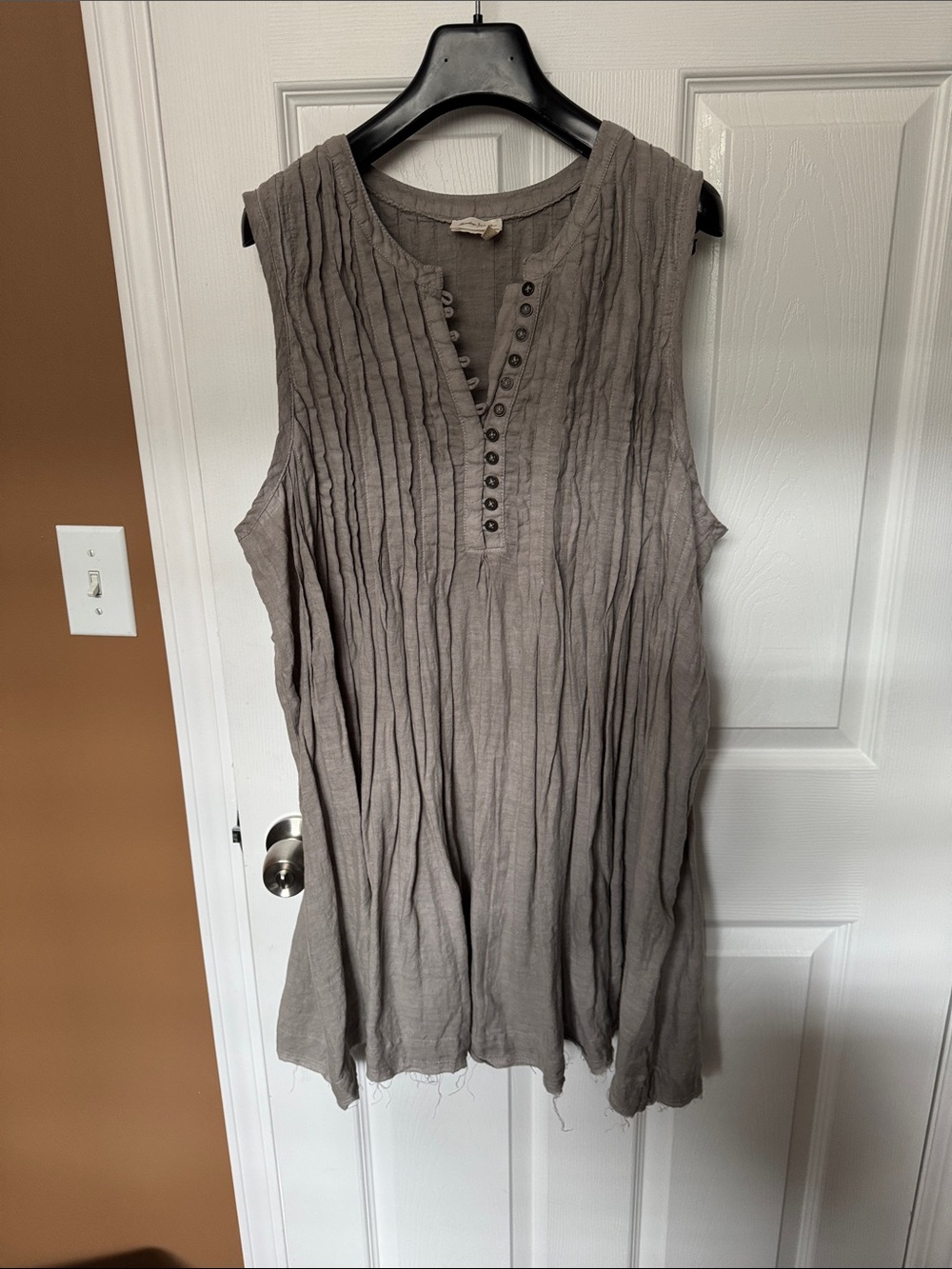 Anthropology Meadow Rue Taupe Pintuck Button-Front sleeveless top linen 100%